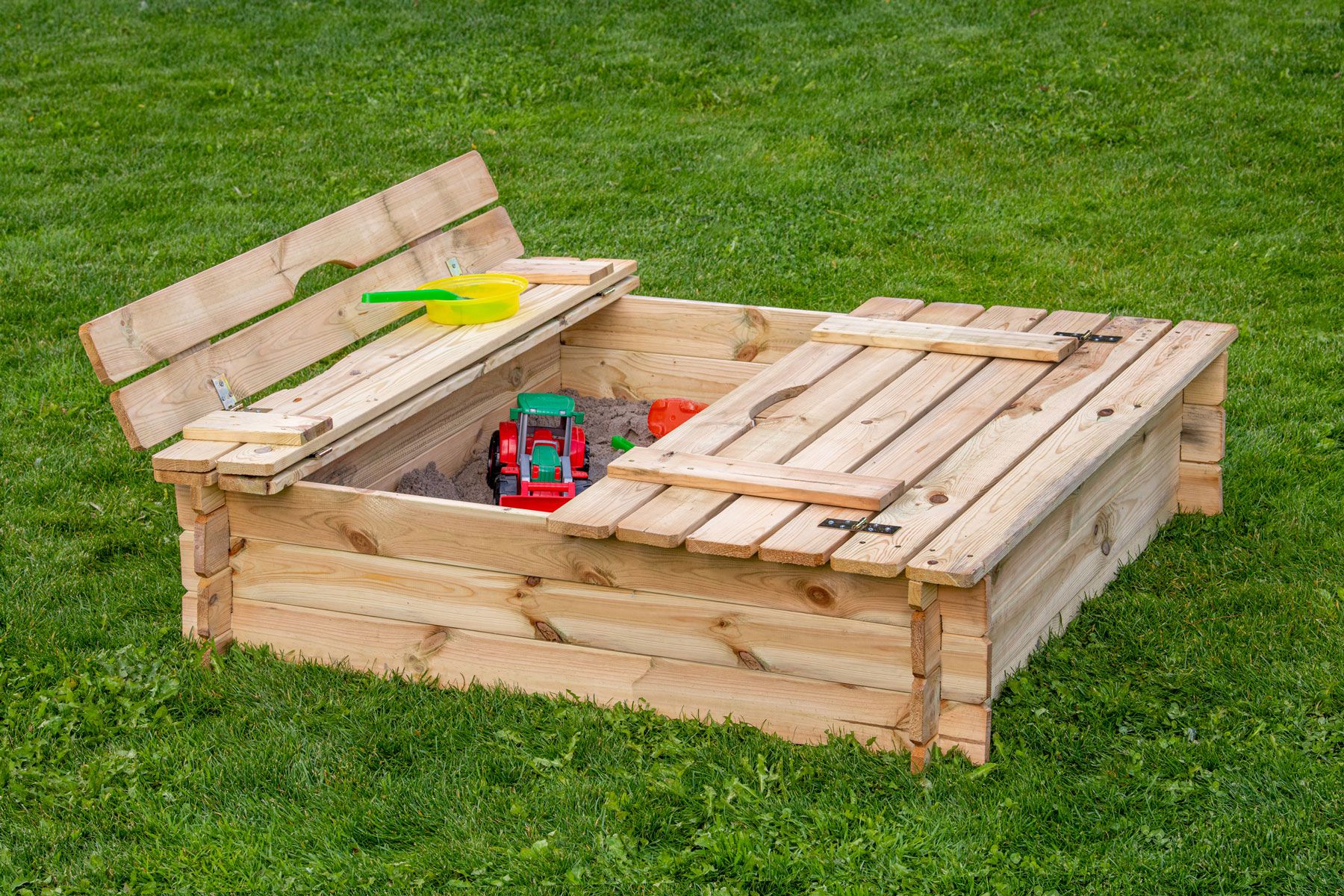 Sandkasten Arenero viereckig aus Kiefernholz mit Sitzbankabdeckung - Abmessung: 120 x 120 cm (L x B)